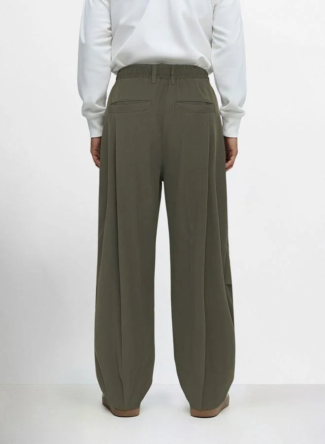 The Indian Garage Co Men Loose Fit Solid Cross Pocket Mid-Rise Trousers